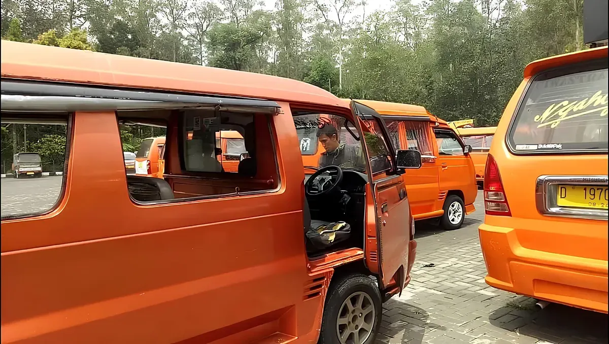 Kawah Putih bukan sekadar destinasi. Bagi Rohmat, tempat ini adalah nadi ekonomi, tempat ia menggantungkan hidup sebagai sopir ontang-anting selama lebih dari sepuluh tahun. (Sumber: Ayobandung.id | Foto: Eneng Reni Nuraisyah Jamil)
