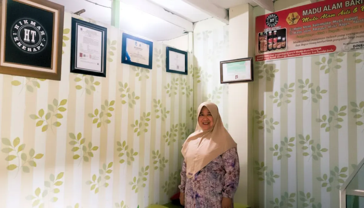 Ibu Mumut berada di ruang depan tempat praktik Hikmah Therapy. (Sumber: Dokumentasi Pribadi | Foto: Fira Amarin)