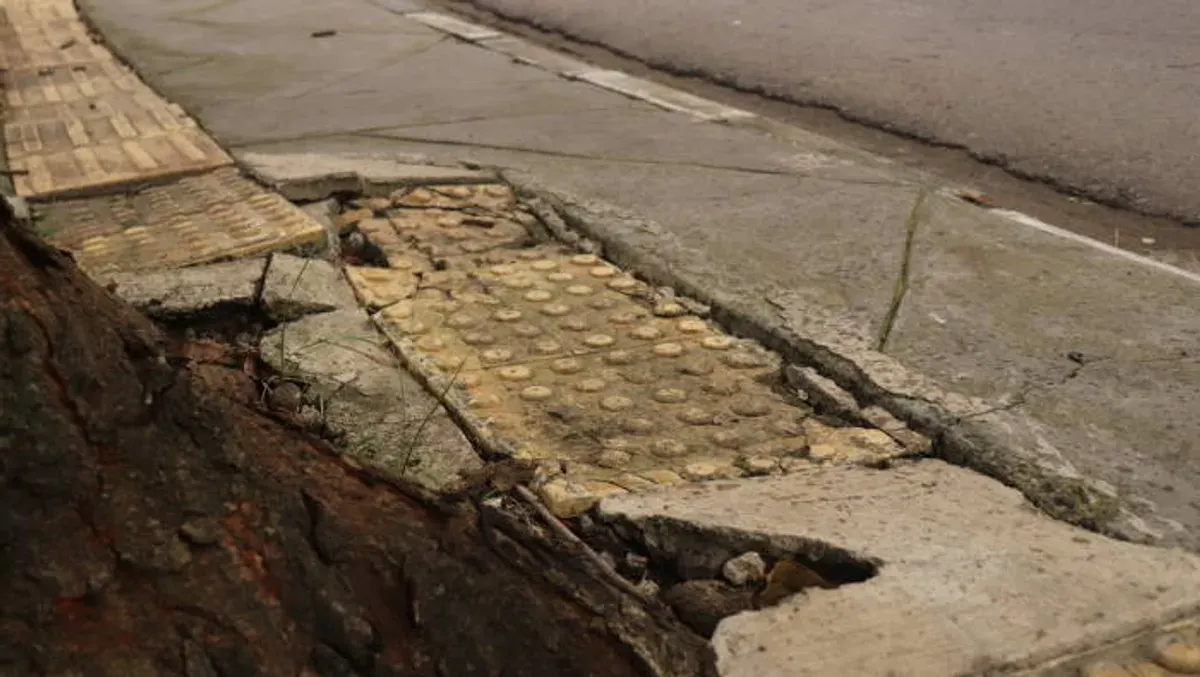 Kondisi guiding block di Kota Bandung yang memprihatinkan. (Sumber: IDZ Creators | Foto: Faqih Mauludin)
