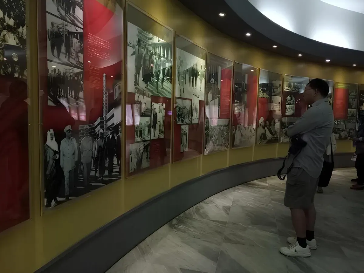 Di antara deretan bangunan kolonial dan lalu lintas Bandung yang tak pernah tidur, berdiri sebuah bangunan yang menyimpan denyut masa lalu, yakni Museum Konferensi Asia-Afrika. (Sumber: Ayobandung.id | Foto: Eneng Reni Nuraisyah Jamil)