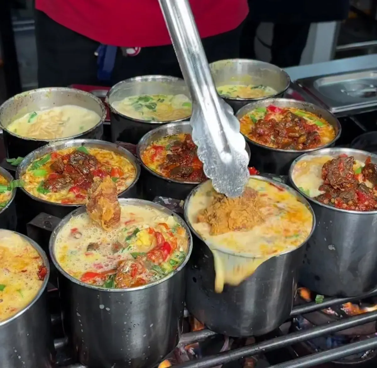 Kuliner baru :Mie Mandi Keju Ayam Crispy (Sumber: Wawancara, observvasi di Jl. Dipati Ukur No.43, Lebakgede, Kecamatan Coblong, Kota Bandung, Jawa Barat 40132 | Foto: Fikri Syahrul Mubarom)