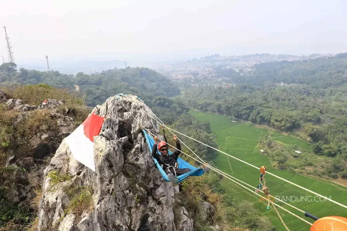 Wisatawan mencoba wisata hammock di Gunung Hawu, Padalarang, Kabupaten Bandung Barat pada Sabtu, 17 Agustus 2024. (Sumber: ayobandung.com | Foto: Irfan Al-Faritsi)