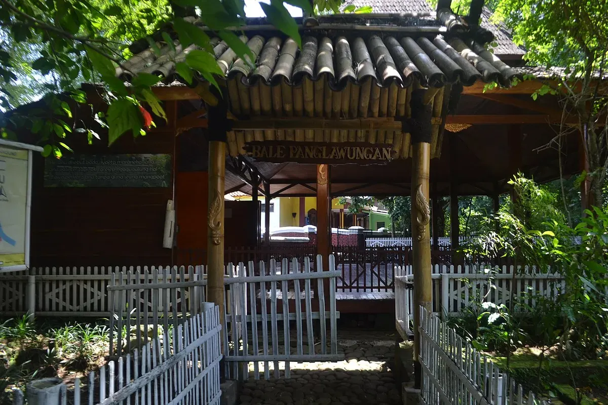 Bumi Alit Kabuyutan Arjasari. (Sumber: Wikimedia Commons | Foto: OsamaAbdillah)