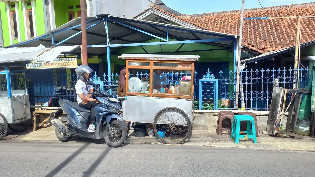 Gerobak Bubur Ayam Pasor Mang Opik yang berada di pinggir jalan Manisi, Kota Bandung (Sumber: Dokumentasi Pribadi Penulis | Foto: Salsabiil Firdaus)
