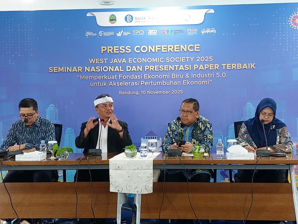 Arah pembangunan Jawa Barat kini difokuskan pada sinergi antara ekonomi biru dan industri 5.0 sebagai fondasi baru untuk memperkuat pertumbuhan ekonomi yang inklusif dan berkelanjutan. (Sumber: Ayobandung.id | Foto: Eneng Reni Nuraisyah Jamil)