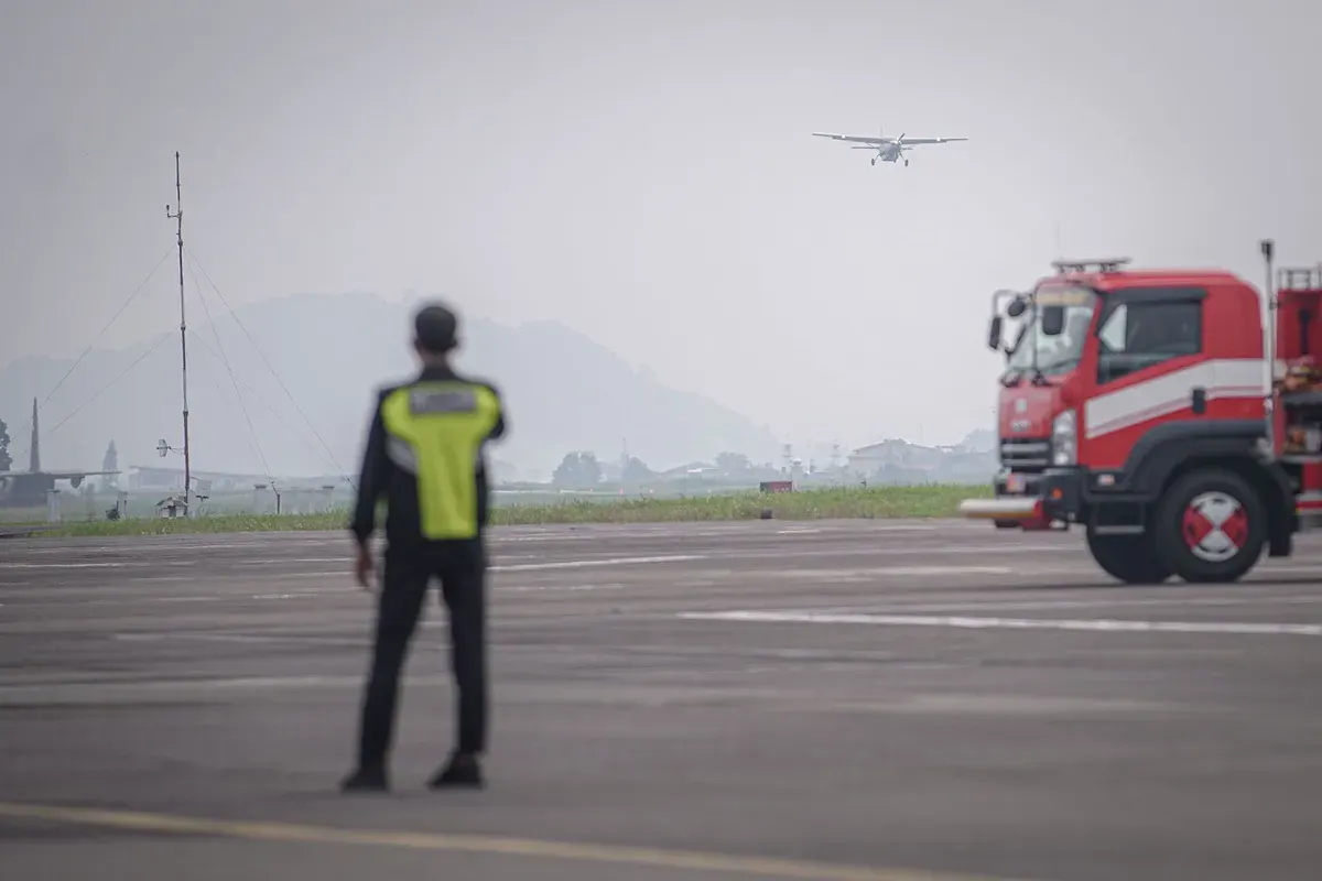 Lintasan penerbangan di Bandara Husein Sastranegara. (Sumber: Ayobandung.id | Foto: Kavin Faza)