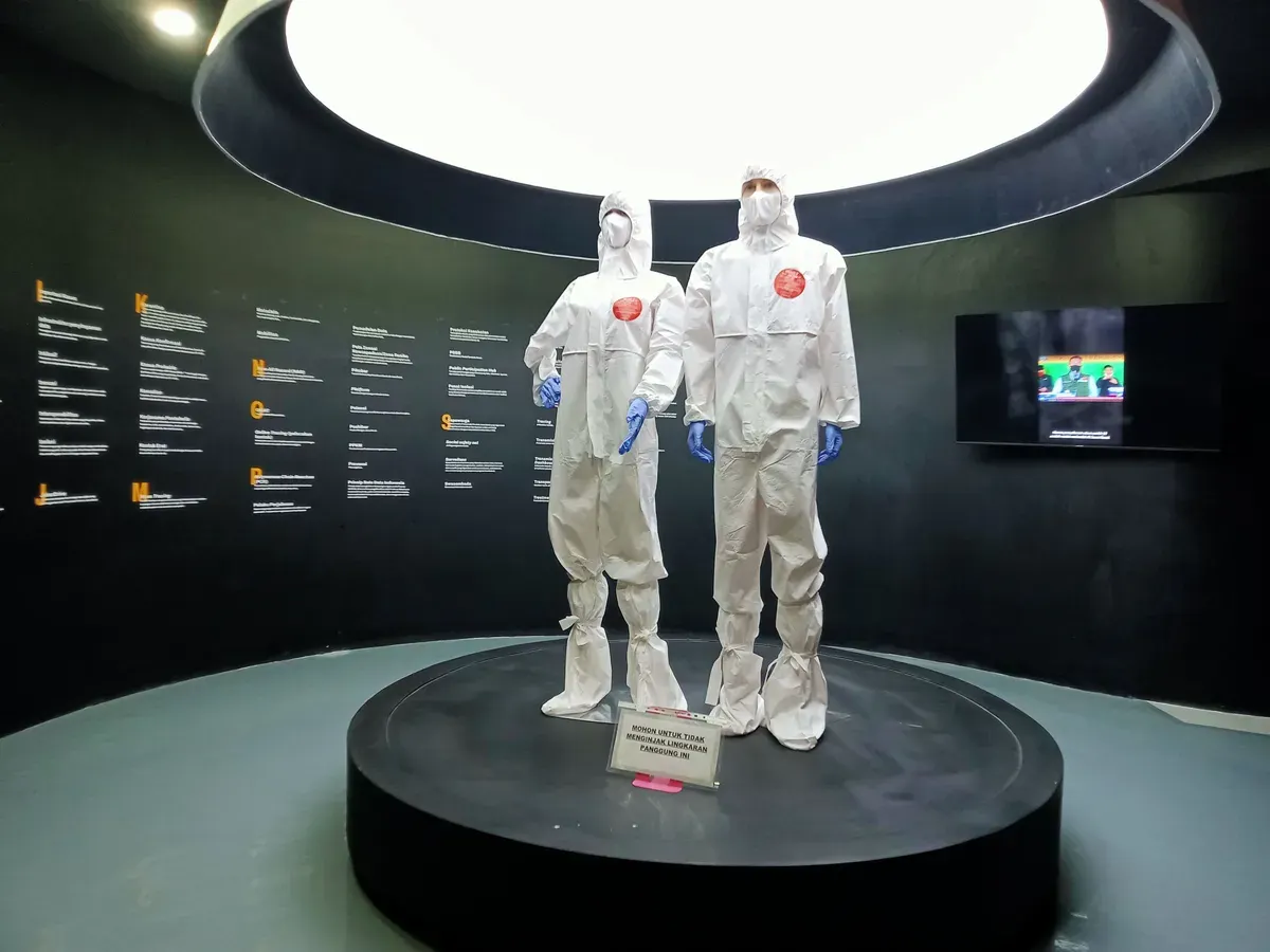 Koleksi Manekin Alat Pelindung Diri (APD) dikenal dengan nama baju Hazmat yang mengenakan tenaga kesehatan dalam menangani Covid 19 (Sumber: Dokumentasi Penulis | Foto: Fereel Muhamad Irsyad A)