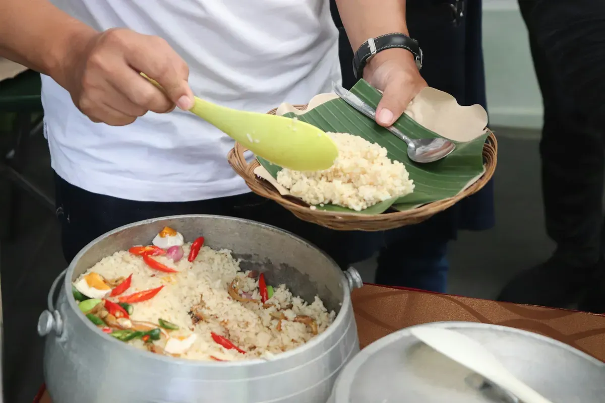 Nasi liwet yang biasa menjadi menu botram orang Sunda. (Sumber: Unsplash/Mufid Majnun)