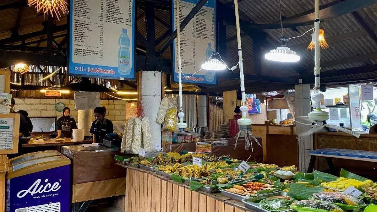 Para pegawai menyiapkan hidangan dengan konsep prasmanan (self-service) pada sore hari di Saung Balarea, pada 28 Oktober 2025. (Sumber: Dokumentasi Penulis | Foto: Nufairi Shabrina)