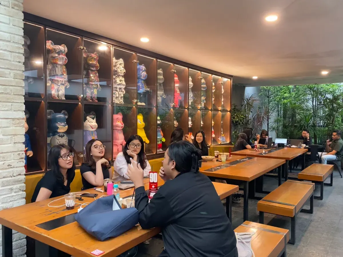 Anak muda menghidupkan budaya kalcer melalui kebiasaan nongkrong di kafe Bandung, Jumat (31/10/25) (Sumber: Nathania)