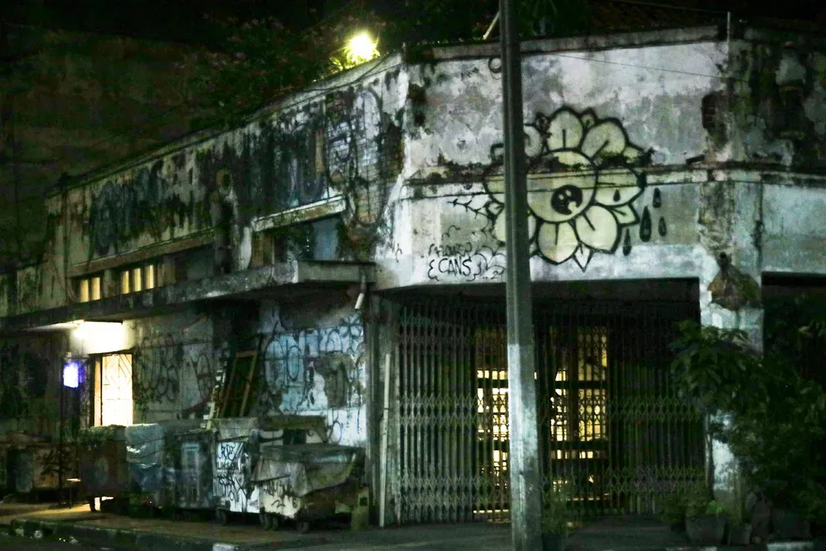 Salah satu gedung terbengkalai di pusat Kota Bandung. (Sumber: Pexels/Muhamad Firdaus)