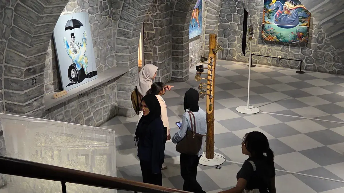 Suasana pengunjung Grey Art Gallery yang menjadi bagian dari cerita mereka yang perlahan merekah, 4 November 2025. (Sumber: Dokumentasi Penulis | Foto: Mutiara Khailla Gyanissa Putri)