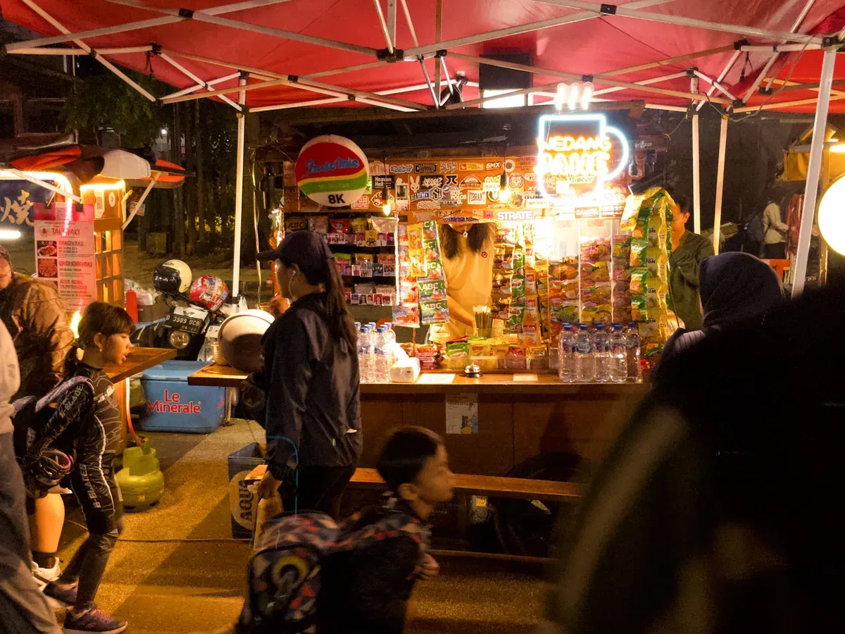 Suasana Saparua di Malam Hari (Foto: Sarah Aulia)