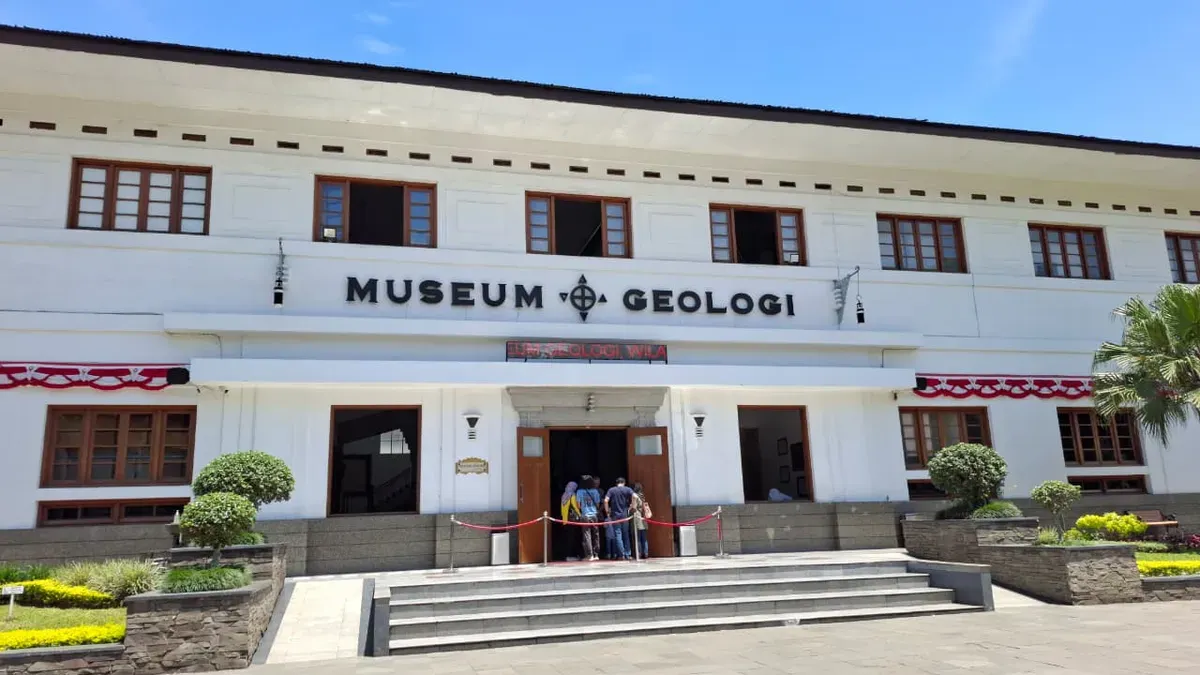 Tampak depan bangunan Museum Geologi berdiri megah di Jalan Diponegoro No. 57, Kota Bandung. (Sumber: Dokumentasi Penulis | Foto: Nazira Tazkiya)