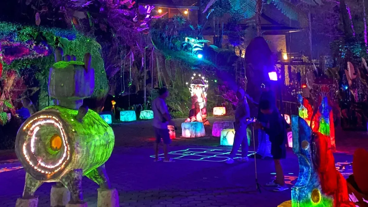 Para Wisatawan Menikmati Keindahan Lampu Malam di Hutan Mycelia, Cikole, Lembang (4/11/2025) (Foto: Farah Sausan)