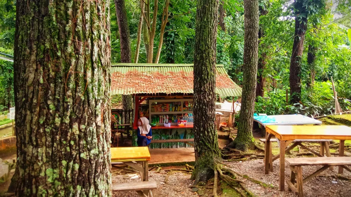 Seorang pedagang sedang menjaga warungnya di Kawasan wisata tahura, (25/10/25) (Foto: M. Hafidz Al Hakim)