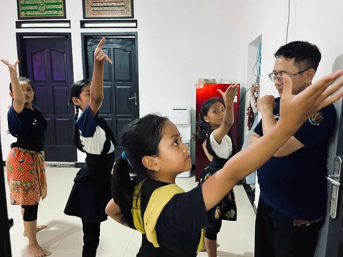 Yusman Rohmawan sedang melatih anak didik nya Tari Jaipongan di Studio Turiang Sajati Desa Cimenyan, Kabupate Bandung, Jawa Barat pada Sabtu (8/11/2025) (Foto: Zazkia)