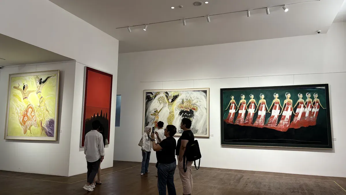 Pengunjung menikmati dan mengabadikan hasil karya Srihadi, Sabtu 01 November 2025, Ciumbuleuit, Kecamatan Cicadap, Kota Bandung (Sumber: Sela Rika | Foto: Sela Rika)