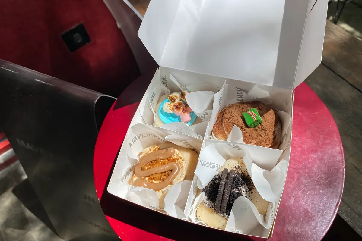 Donat mochi lembut khas Mave Douchi dengan tekstur kenyal yang jadi favorit pelanggan (Foto: Zahwa Rizkiana)