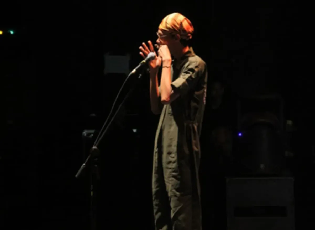 Mantra Surugana menampilkan alat musik  karinding dengan kolaborasi digital di Isbi Bandung pada Kamis (25/9/2025).