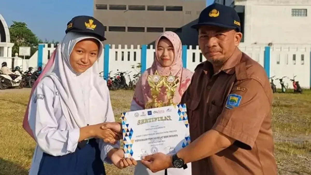 Sheylla Vita Hadista sedang menerima penghargaan (Foto: Azzam Kusuma)