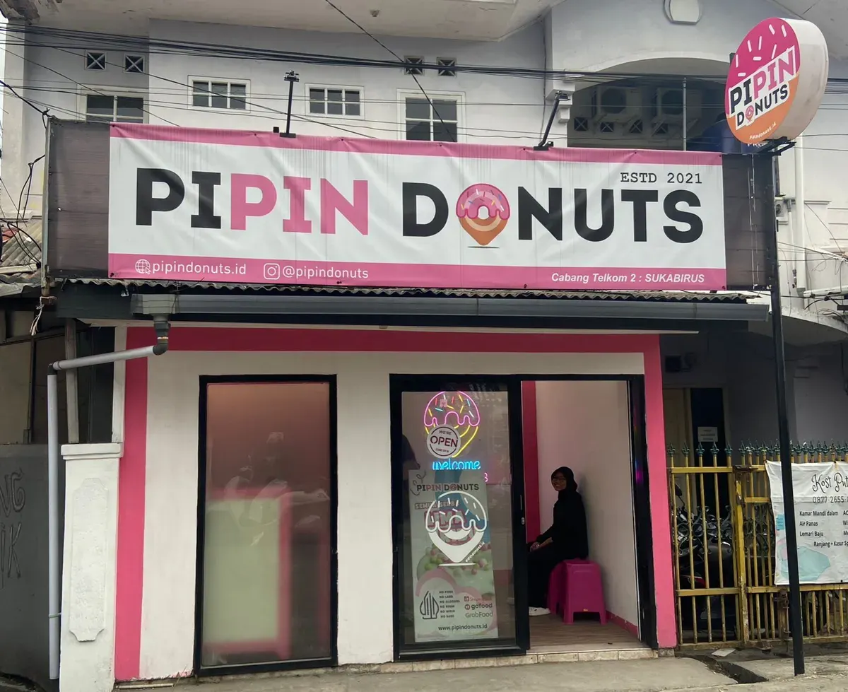 Seorang customer yang mengantri untuk membeli Pipin Donuts, Cabang Sukabirus, Kabupaten Bandung, (08/11/2025) (Sumber: Dokumentasi Penulis | Foto: Asti Alya)