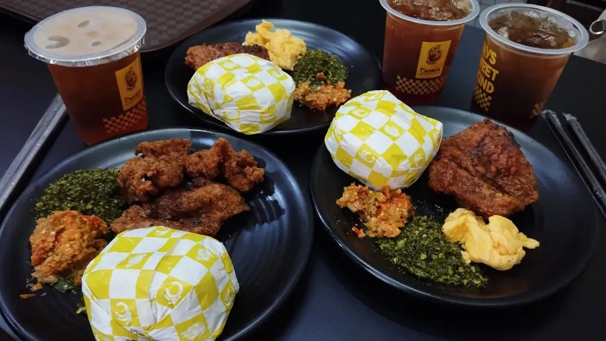 Definisi renyah diluar juicy di dalem. Sensasi pedas nikmat dan segarnya es teh. (Foto: Eva Alawiah)