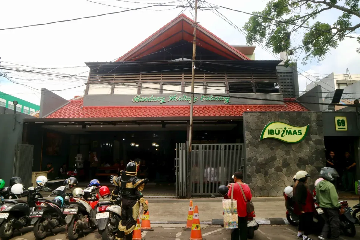 Tampak depan cabang baru atau ke tiga Warung Nasi Ibu Imas yang berlokasi di Jl. Balonggede No.69 di hari Selasa, 04 November 2025. (Sumber: Nadya Ulya Zagita | Foto: Nadya Ulya Zagita)