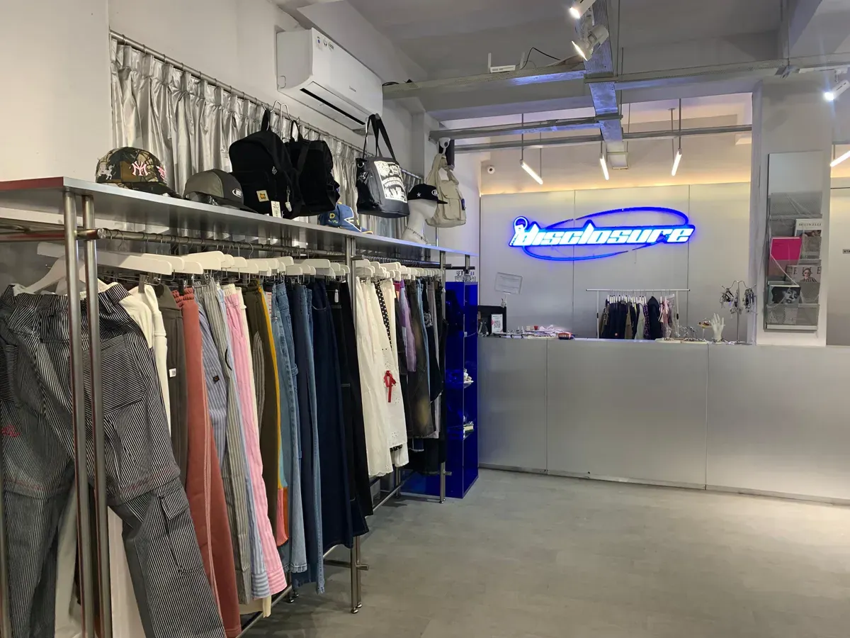 Disclosure menawarkan gaya fashion jadul yang kekinian di daerah Cihapit Bandung, Jumat (31/10/2025). (Foto: Najwa Khairani)