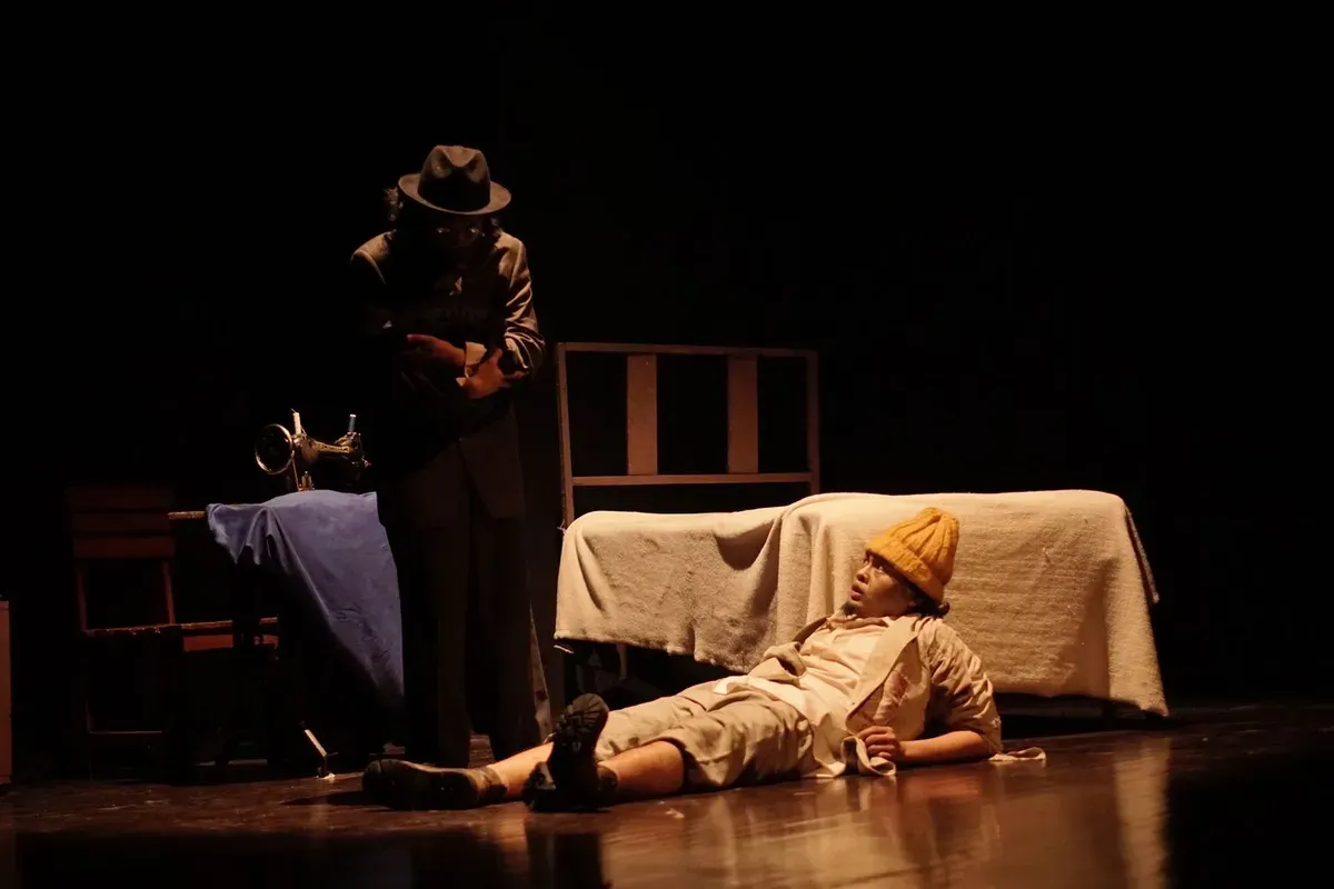 Suasana pementasan teater oleh dua mahasiswa ISBI Bandung (Sumber: Koleksi Pribadi atau Arsip Pribadi [Wildan Mubarak] | Foto: Teater ISBI Bandung)