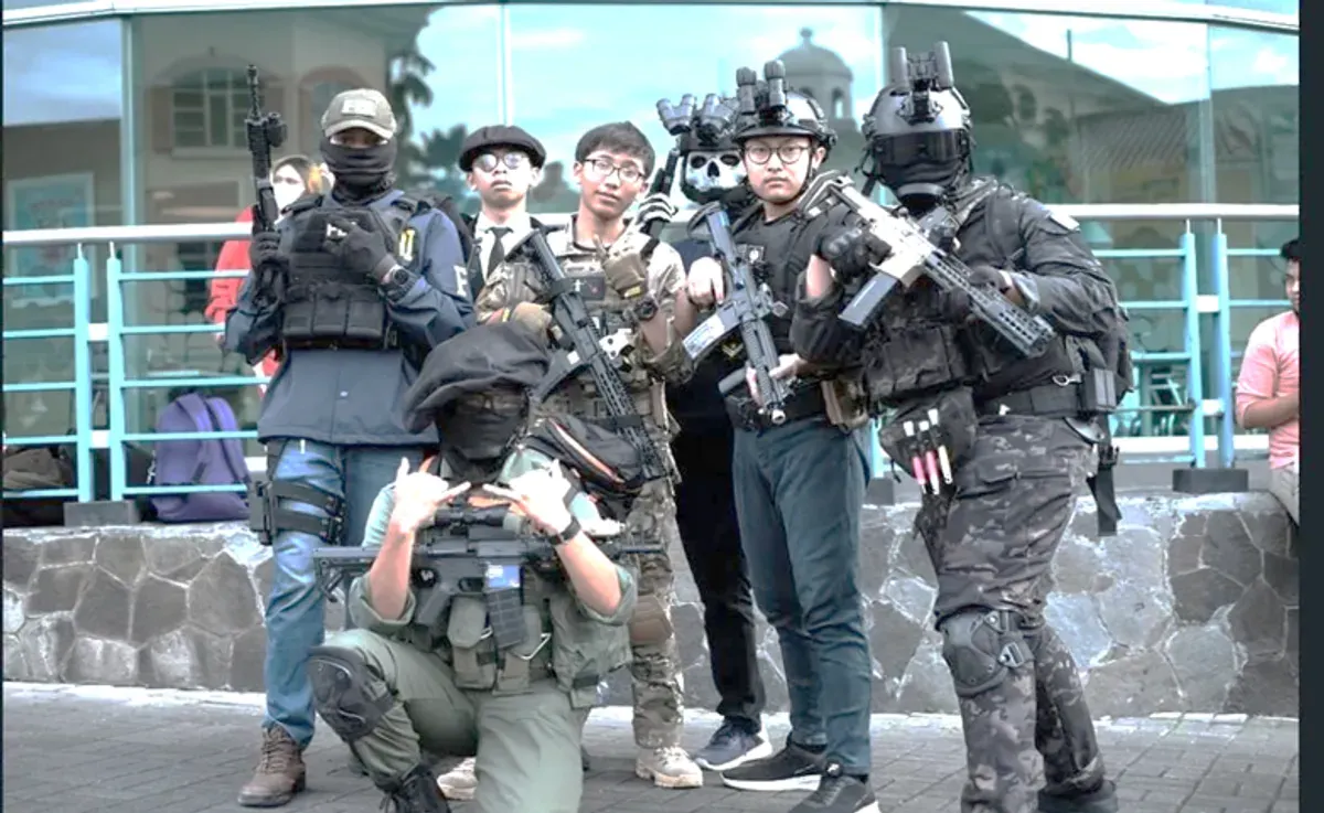 Anggota Tactical Bandung–Jabodetabek Community mengenakan perlengkapan bergaya militer saat menghadiri acara cosplay di Bandung pada 27 Januari 2024 (Sumber: Tactical Bandung–Jabodetabek Community | Foto: Abghi Wira Aunillah)