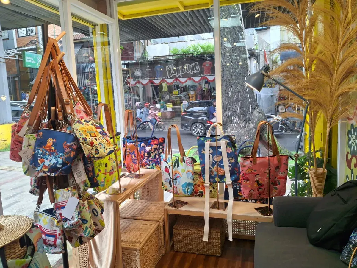 Deretan tas bermotif budaya Sunda terpajang di etalase toko Sampurasun Bandung, Jalan Cihampelas, Kelurahan Cipaganti, Kecamatan Coblong, Kota Bandung, Minggu (26/10/2025) (Sumber: Dokumentasi Pribadi  Penulis | Foto: Dwi Sheila Simanjuntak)