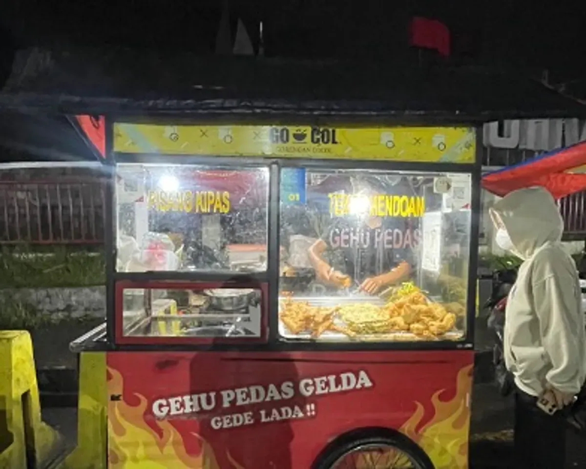 Suasana hangat di lapak Anget Sari saat pemilik menyajikan gorengan untuk pelanggan, di Kampung Sukapura, Kecamatan Dayeuhkolot, Bandung, Selasa (28/10/2025) (Sumber: Nailah Qurratul Aini | Foto: Nailah Qurratul Aini)