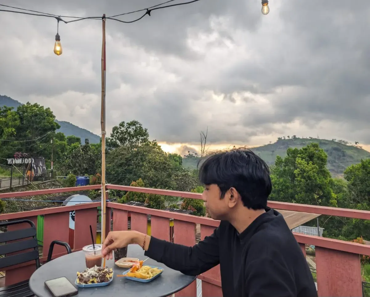 Pengunjung menikmati kopi dan kudapan hangat di teras Kedai Kopi Izdihaar, Tanjuwangi, Cicalengka (2/11/2025) (Foto: Maya Angelina)