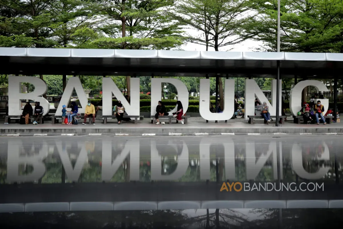 Bandung bukan hanya kota dengan udara sejuk dan sejarah kolonial yang memesona, tapi juga ruang hidup yang terus berdenyut dengan semangat pluralisme dan kreativitas. (Sumber: Ayobandung | Foto: Kavin Faza)