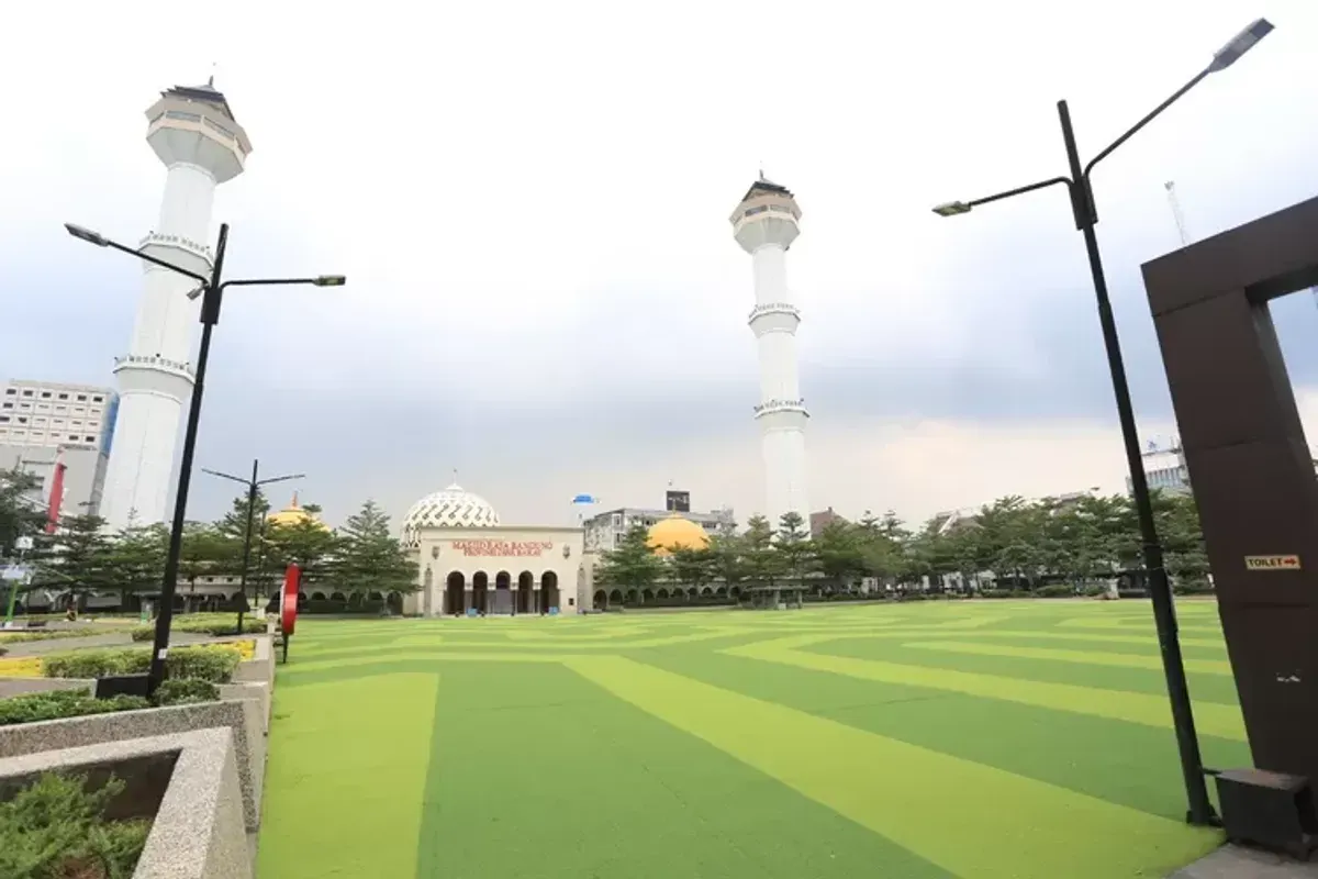 Masjid Agung Alun-Alun Bandung. (Sumber: ayobandung.com)