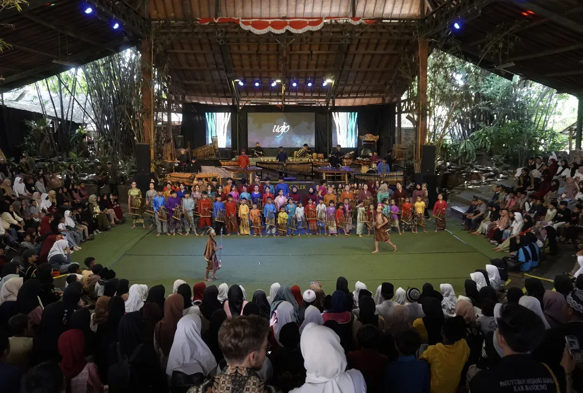 Pengunjung menghadiri pertunjukan angklung yang dimainkan anak-anak di Saung Angklung Udjo, Kota Bandung, Selasa (4/11/2025). (Sumber: Dokumentasi Penulis)