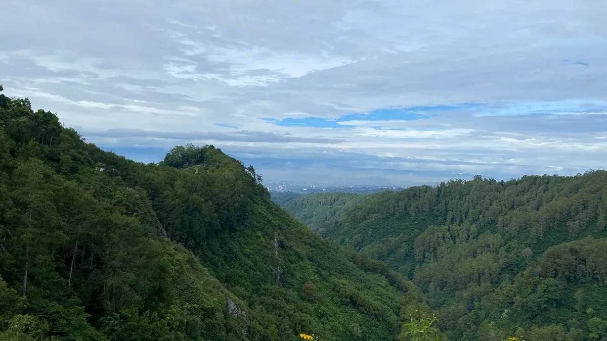 Langit pagi mewarnai Tebing Keraton dengan sambutan suasana yang syahdu Kabupaten Bandung (25/10/2025) (Sumber: Dokumentasi Penulis) (Foto: Sherina Khairunisa)