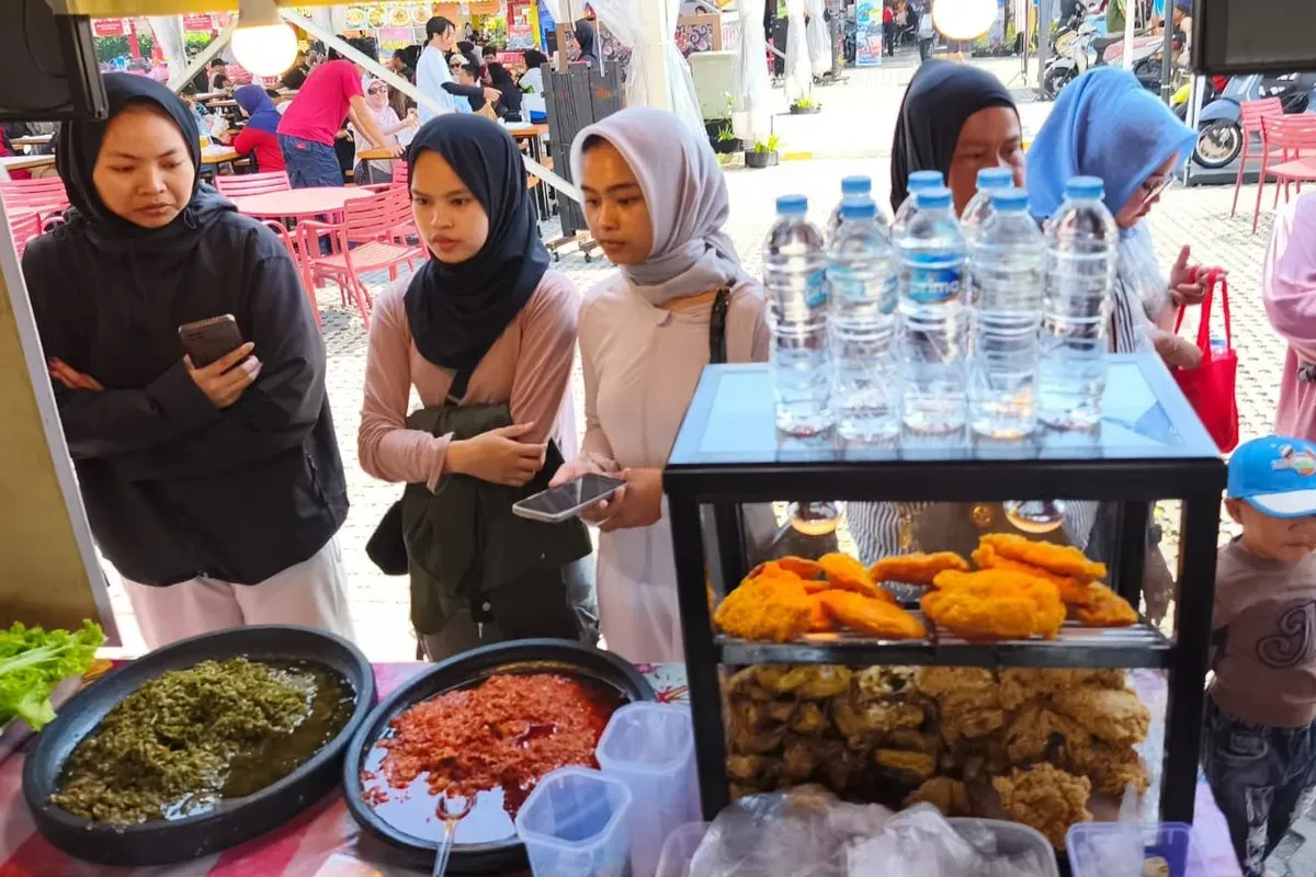 Suasana antusiasme pengunjung saat mengantre untuk mencicipi hidangan Ryorina Kitchen di Parkir Barat Summarecon Mall Bandung. (Sumber: Dok. Ryorina Kitchen | Foto: Rinawati)