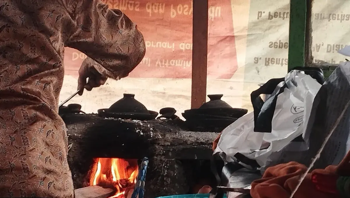 Pak Ocid sedang menyiapkan surabi bagi pembeli (Sumber: Dokumentasi Penulis | Foto: Inggrid Aulia Kusumawardhani)