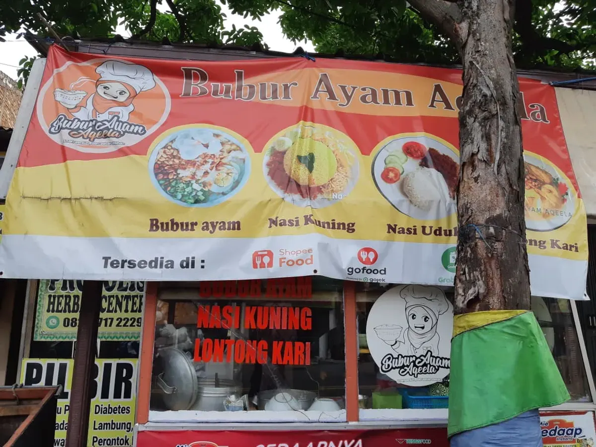 Tampilan Depan Kedai Bubur Aqeela. (Sumber: Dokumentasi Foto Penulis | Foto: Highcall Ziqrul Illahi)