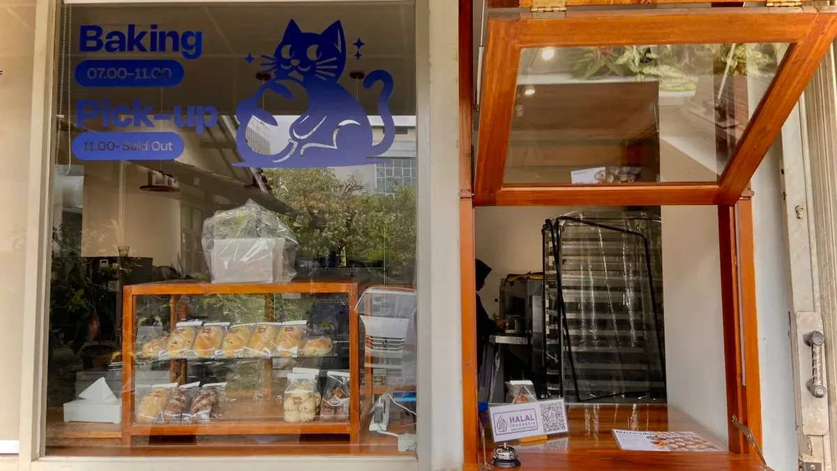 Toko kecil Ovenly Bakery ramai pengunjung pada pagi,(11/11/25), di Jl. Surapati No.59, Sadang Serang, Kecamatan Coblong, Kota Bandung (Sumber: Dokumentasi Penulis | Foto: Putriana Basar)