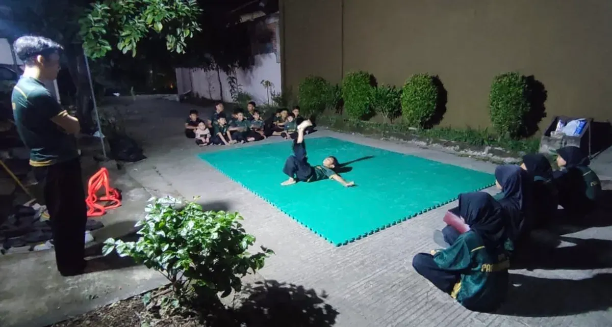 Seorang murid mempraktekan gerakan ke-7 Jurus Tunggal Baku Tangan Kosong (TGR) di Grand Kopo Parahyangan, Kec. Margahayu, Kabupaten Bandung, (1/11/205). (Foto: Ana Apriana)