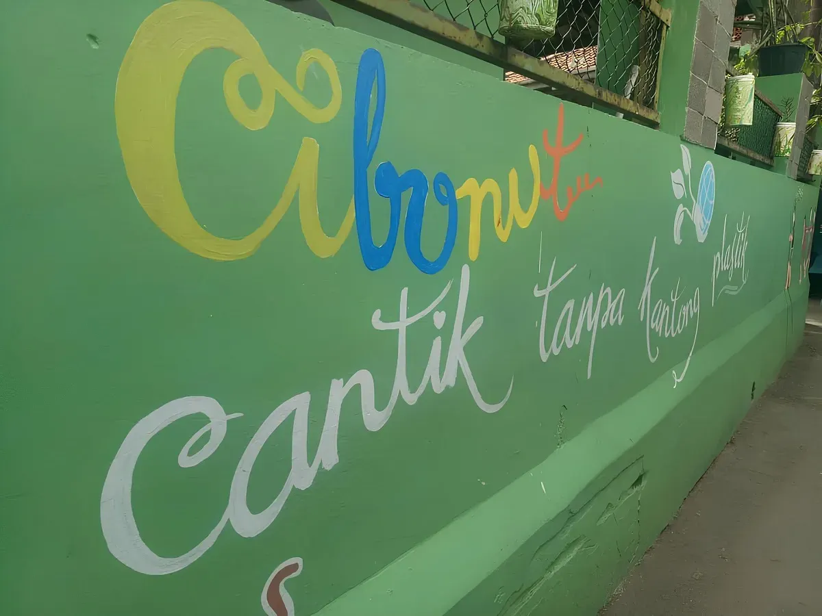 Kampung Cibunut Berwarna bukan sekadar kampung warna-warni, melainkan ruang hidup yang menjelma ekosistem kreatif konservasi urban di tengah Kota Bandung. (Sumber: Ayobandung.id | Foto: Eneng Reni Nuraisyah Jamil)