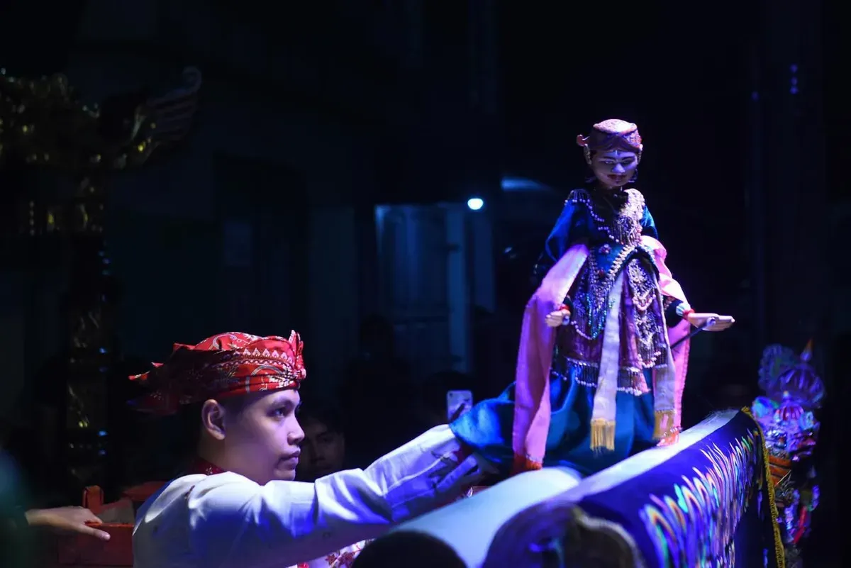 Suasana pagelaran Wayang Golek di Kelurahan Manjahlega, Kecamatan Rancasari, Kota Bandung, Jumat (5/9/2025), di halaman Karang Taruna Caturdasa RW 14. (Sumber: Dokumentasi penulis | Foto: Ayu Amanda Gabriela)