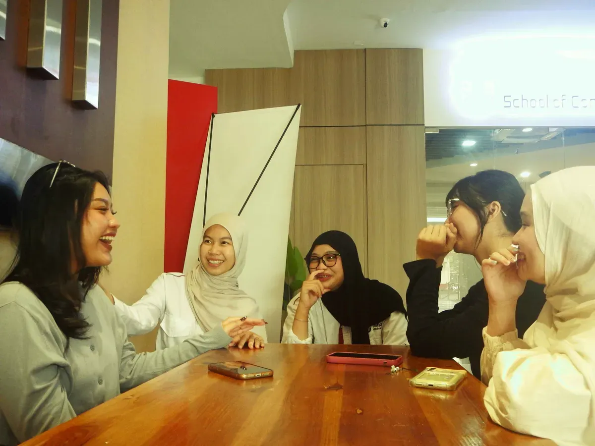 Beberapa mahasiswa melakukan percakapan yang mencerminkan kehangatan dan kekhasan tutur masyarakat Sunda di area kampus Telkom University, Kabupaten Bandung, Selasa (11/11/2025). (Foto: Adellia Ramadhani)