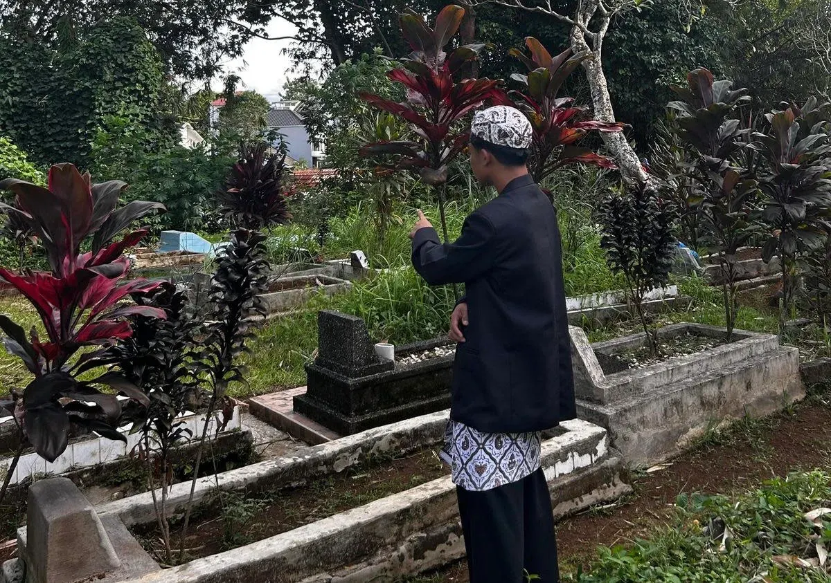 Gestur menunjuk ke arah kuburan sebagai salah satu pamali dalam budaya Sunda di salah satu pemakaman Jawa Barat, Kamis (30/10/2025). (Sumber: Dokumentasi Penulis | Foto: Aria Maheswara Ahmad Firman)