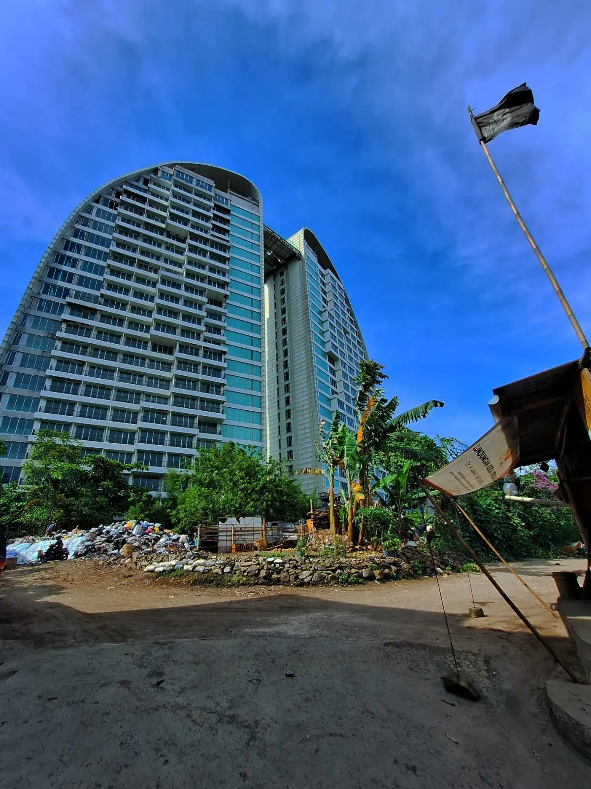 Gedung apartemen dan Tempat Penampungan Sampah. Satu sudut di Dago Elos (Foto: Elly Dzarrah)