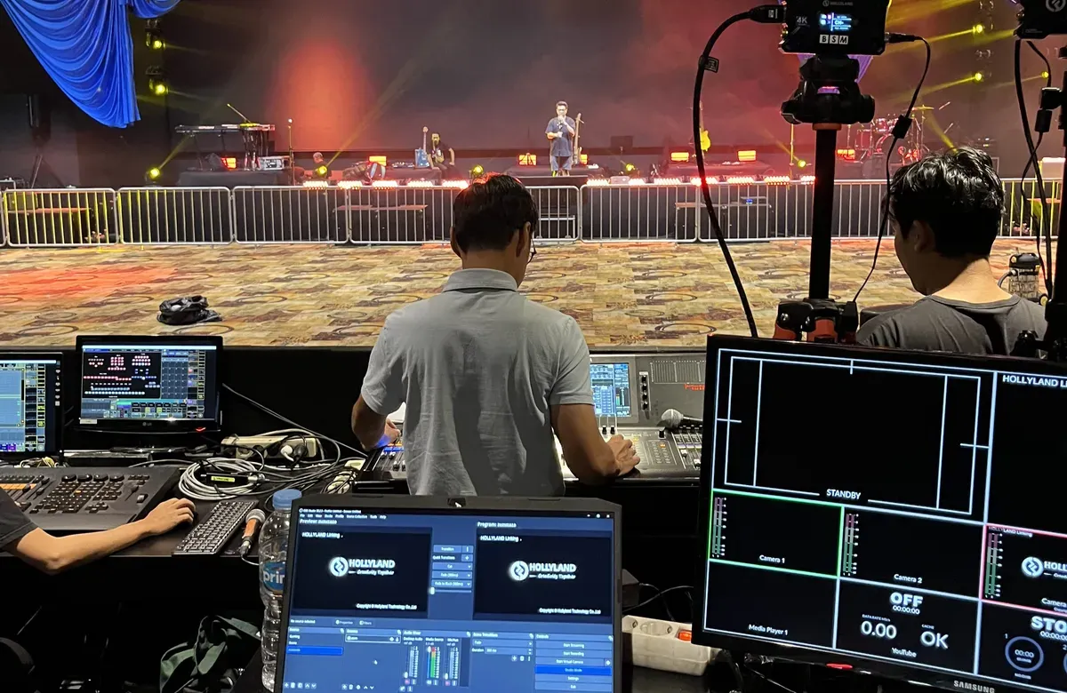 Tim Kranial Production mengatur sistem pencahayaan dan siaran langsung di tengah persiapan acara musik di The House, Paskal Hyper Square, Bandung, pada 14 September 2024. (Sumber: Kranial Production | Foto: Tim Kranial Production)