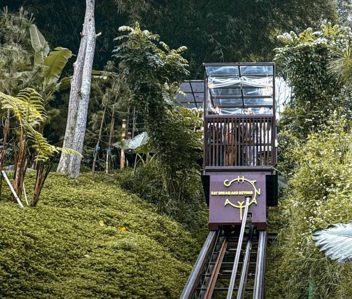 Pengunjung menaiki inclinator khas Rumpun Chanaya Resort. (Foto: Dokumentasi Penulis)